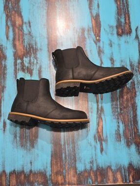 Carhartt Women's Ankle Chelsea Boots — Black with Tan Sole